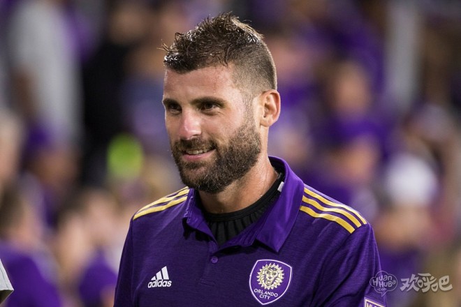 皇冠-西汉姆训练开放日，冲刺阶段远射贴柱引欢呼，社区盾在即，球队文化再被提及-皇冠